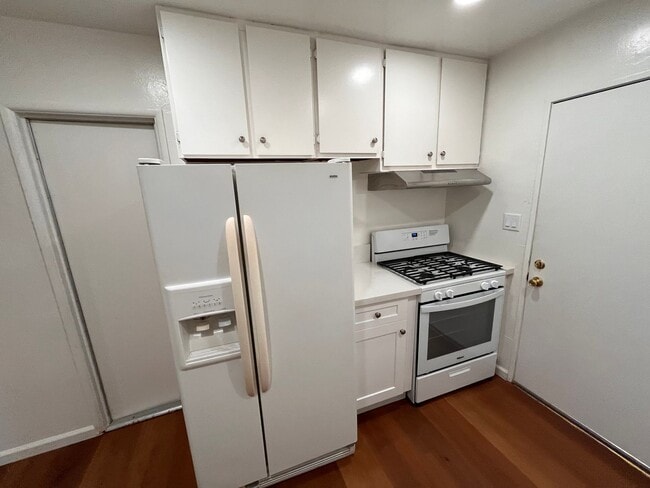 Building Photo - R472