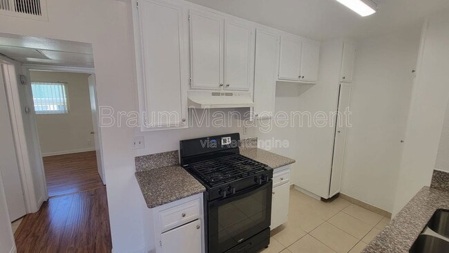 Building Photo - 14801 Delano St