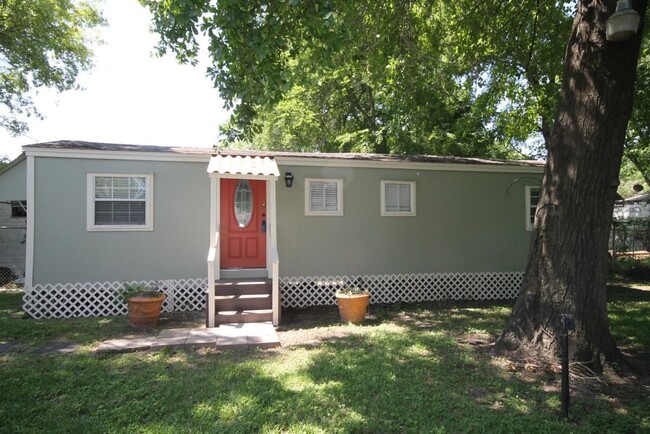 Primary Photo - 734 McDaniel St