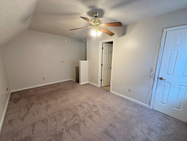 Building Photo - 118/120 Elizabeth Darby Lane