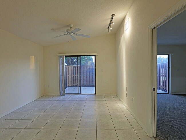 Building Photo - 5264 Cedarbend Dr