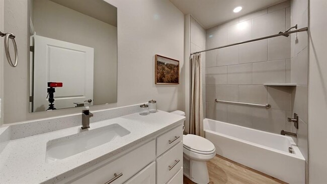 Building Photo - 6801 Labelle Dr