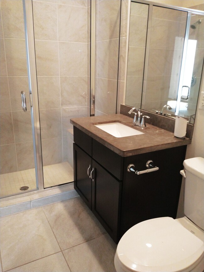 1st floorr bathroom - 3406 La Branch St