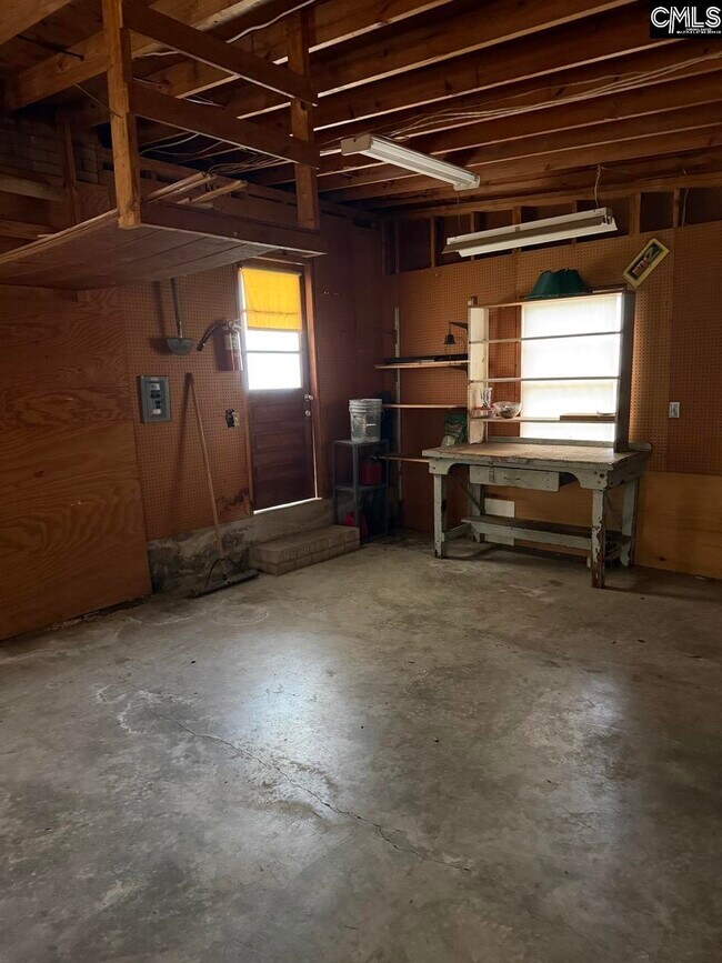 Building Photo - 511 Shady Ln