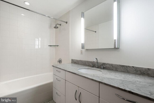 Building Photo - 219 S 18th St