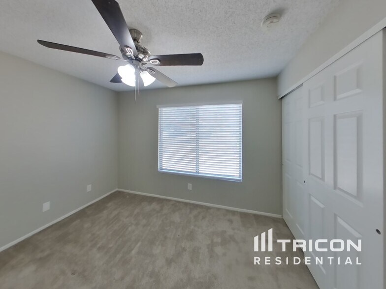 Building Photo - 3727 E Dahlia Dr