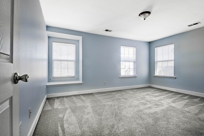 Building Photo - 27 Pin Oak Ln