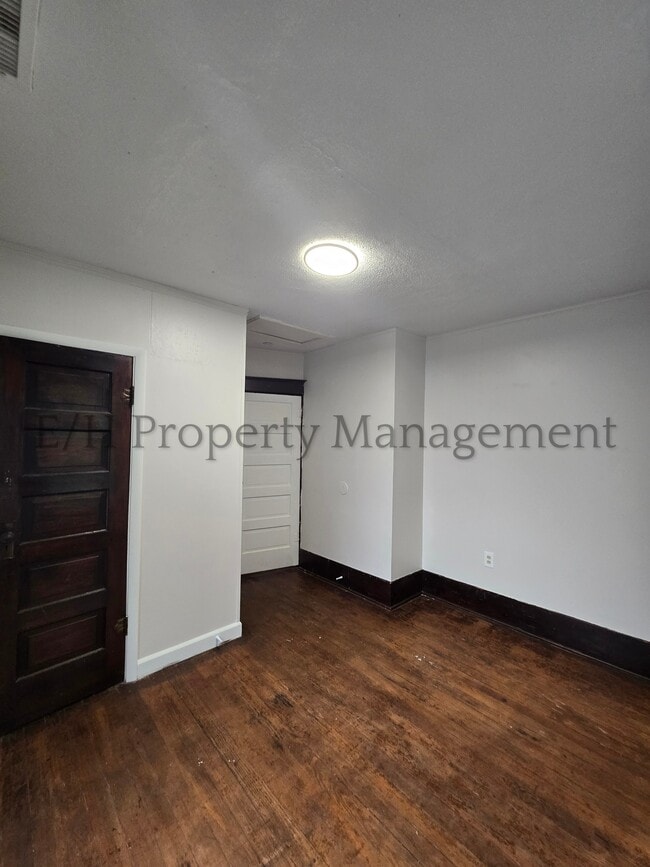 Building Photo - 1305 S Water St