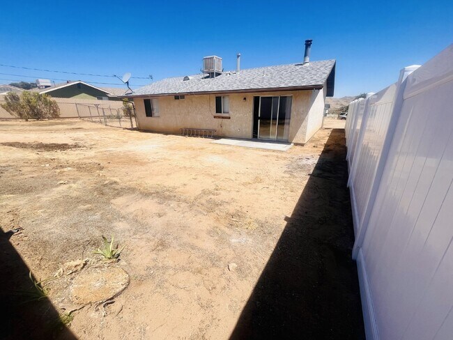 Building Photo - Two bedroom Home in South Joshua Tree