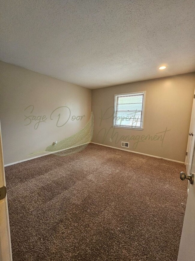 Building Photo - TOWNHOME IN BLUE SPRINGS!!!