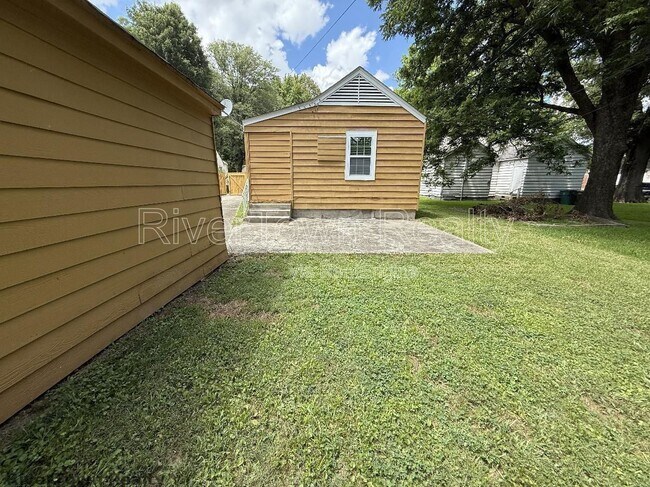 Building Photo - 2677 Larose Ave