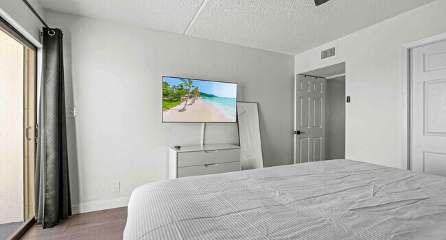 Building Photo - 556 Coral Ct