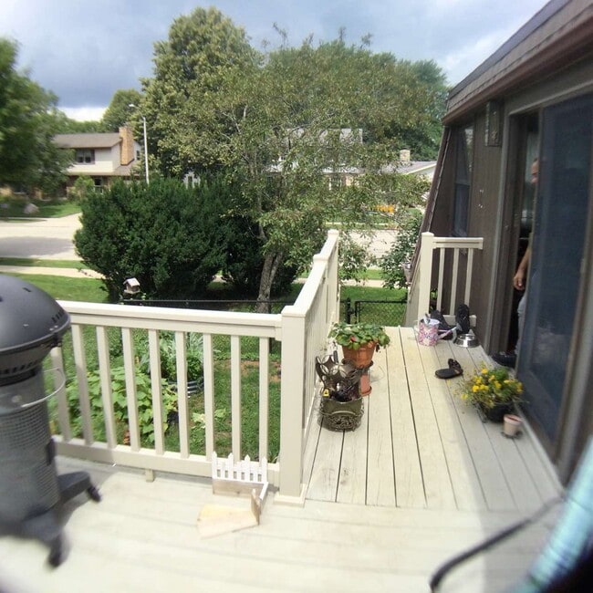 Building Photo - 201 W Oak St