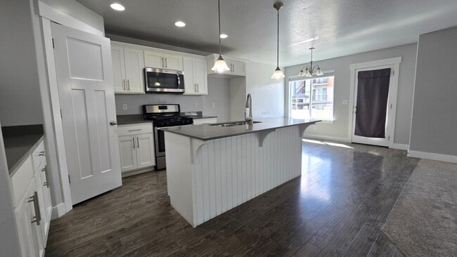 Building Photo - 4933 W Pillar Dr