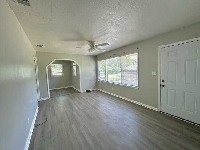 Building Photo - 803 Lausanne Dr