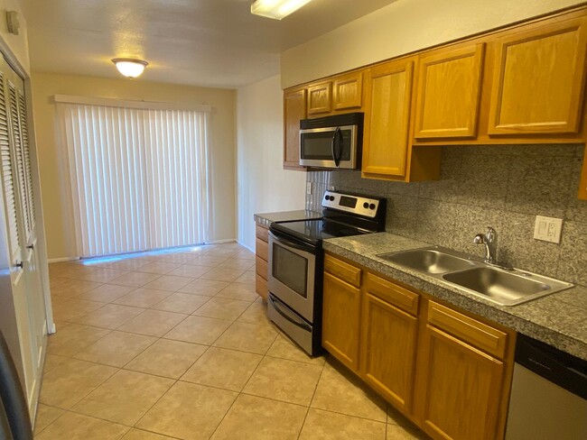 Building Photo - Tempe Townhouse 2 Bed/1Bath Single Story w...