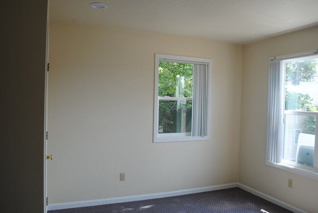 Building Photo - STUDIO/SEMI 1 BEDROOM - AVAILABLE AUGUST 2023!
