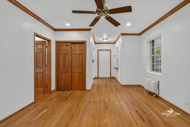 Building Photo - Fantastic Rogers Park 1 Bedroom Has it All