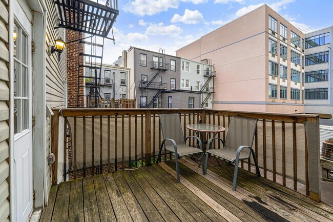 Building Photo - 319 Monmouth St