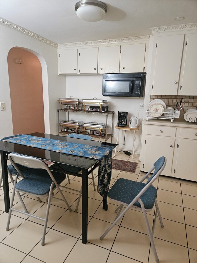 Building Photo - 12 Brookside Ave W