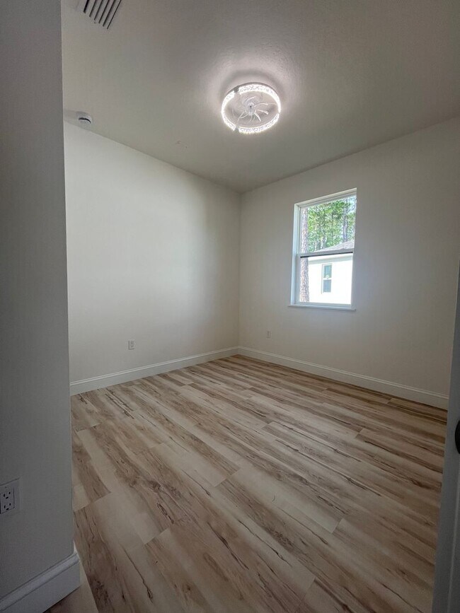 Building Photo - BEAUTIFUL BRAND NEW DUPLEX!!
