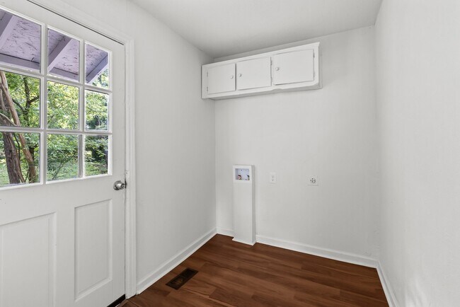 Building Photo - 832 Meadowbrook Dr