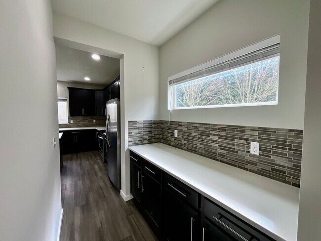 Building Photo - Spacious 4-Bedroom Home with Balcony and Fenced Yard in Marysville