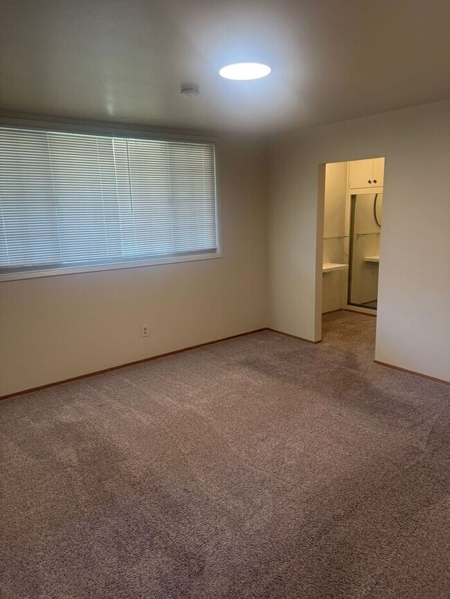 Building Photo - Charming 3 bedroom 2 bath home