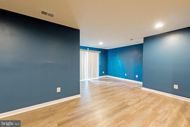Building Photo - 3385 Beechcliff Dr