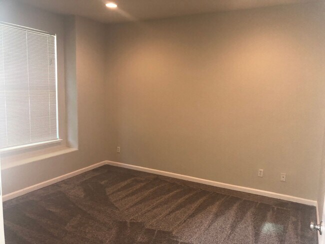 Building Photo - Stunning home in the much desired Dixon ar...
