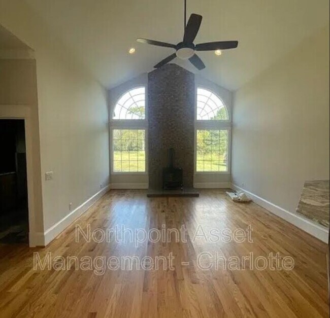 Building Photo - 3 bedroom custom home on tons of acreage w...