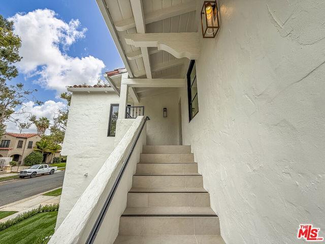 Building Photo - 150 N Arnaz Dr