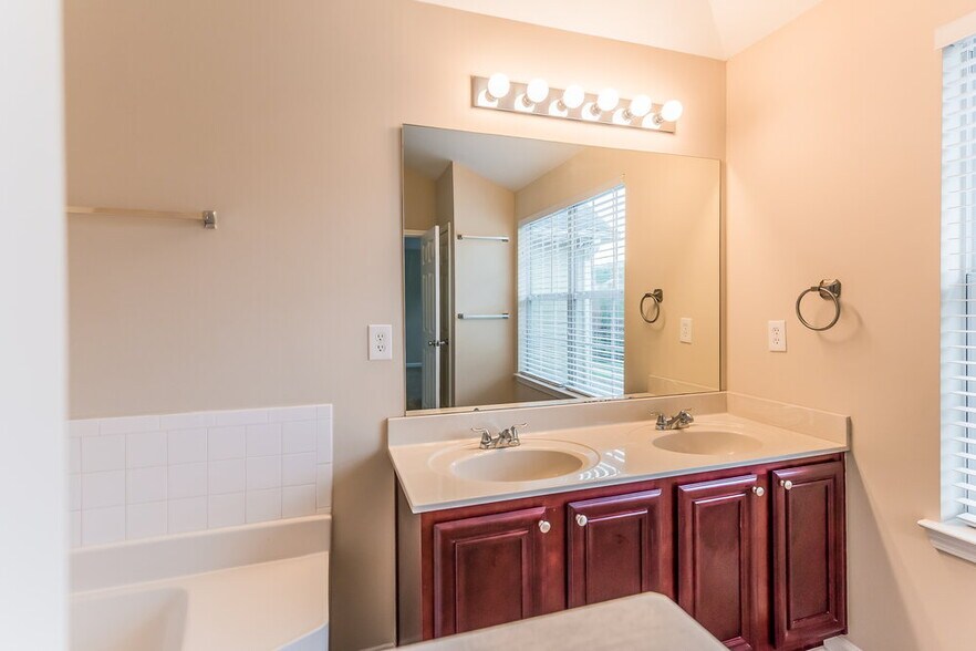 Building Photo - 309 Breeze Ct