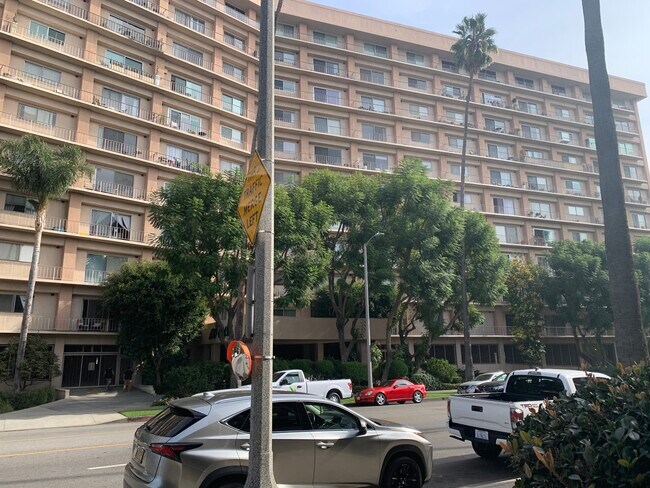 Primary Photo - 100 S Doheny Dr