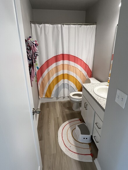 Full Bath for bedrooms 2&3 - 225 NW Greenwood Pl