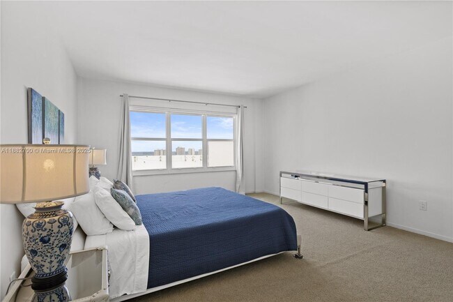 Building Photo - 9100 W Bay Harbor Dr