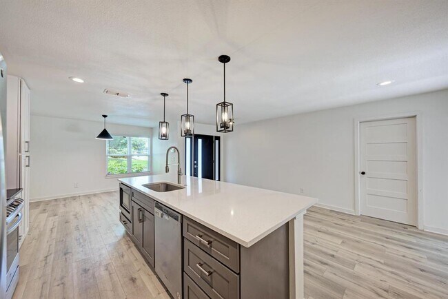 Building Photo - 6700 Kings Point