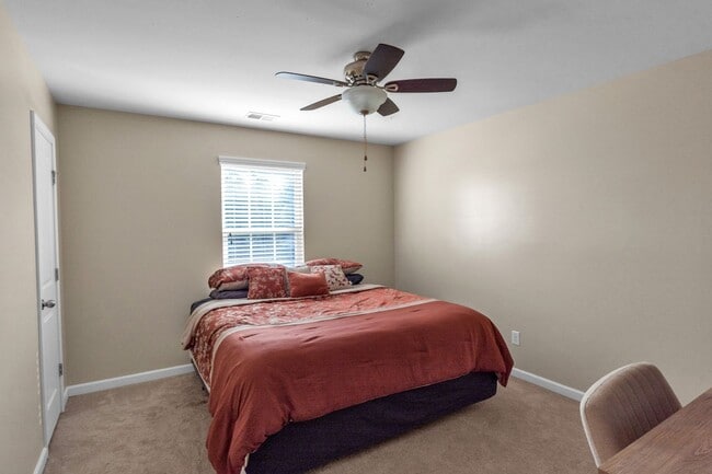 Building Photo - Large fenced yard corner lot - 4 Bedroom home in Moss Grove Plantation