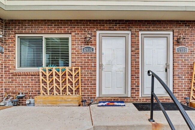 Building Photo - 2 Bedroom Townhome is Wheat Ridge!