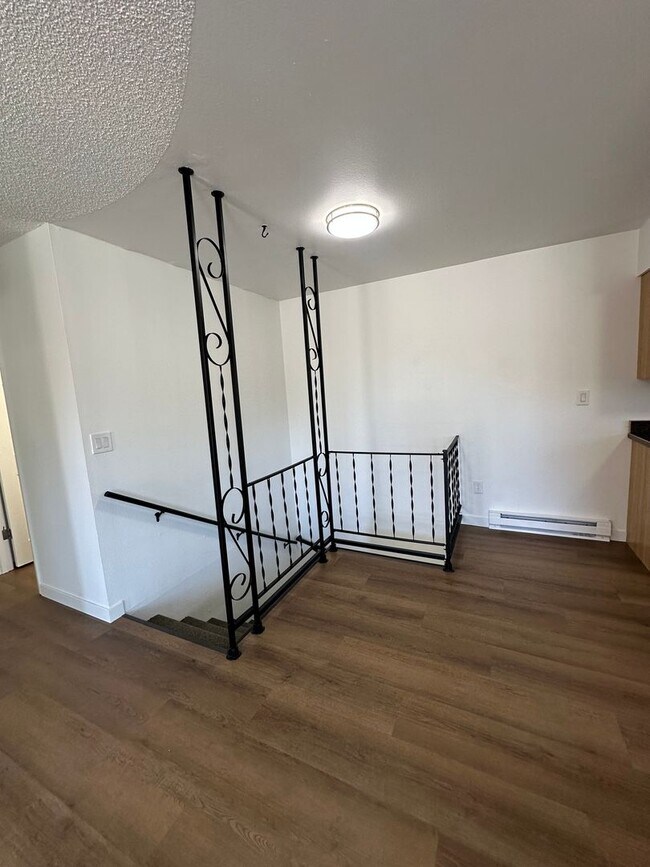 Building Photo - SPACIOUS 3-BEDROOM HOME NEAR OREGON TECH AND SKY LAKES  Located just 1.5 miles from Oregon Tech a...