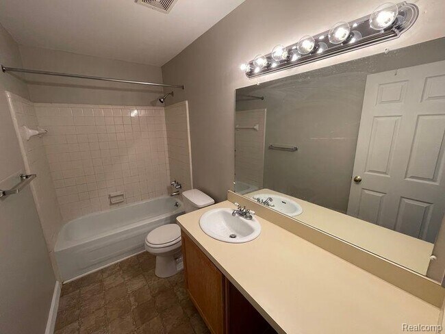 Building Photo - 910 Chestnut Hill Dr