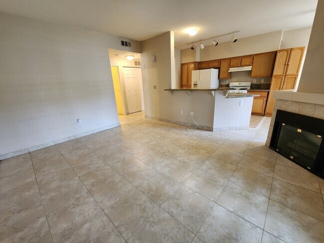 Building Photo - Charming 2 Bed 2 Bath Downstairs Condo In Silverado Ranch!