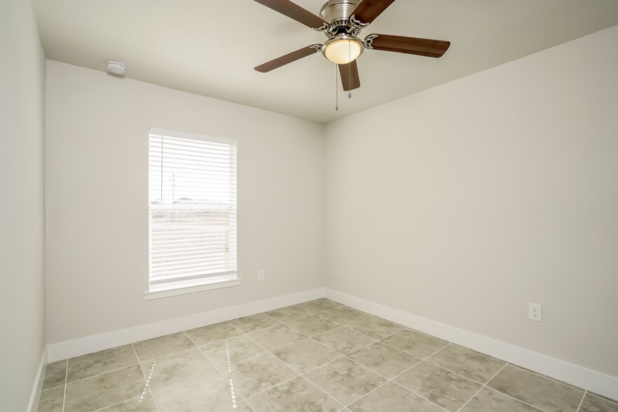 Building Photo - 1077 Capri Cir