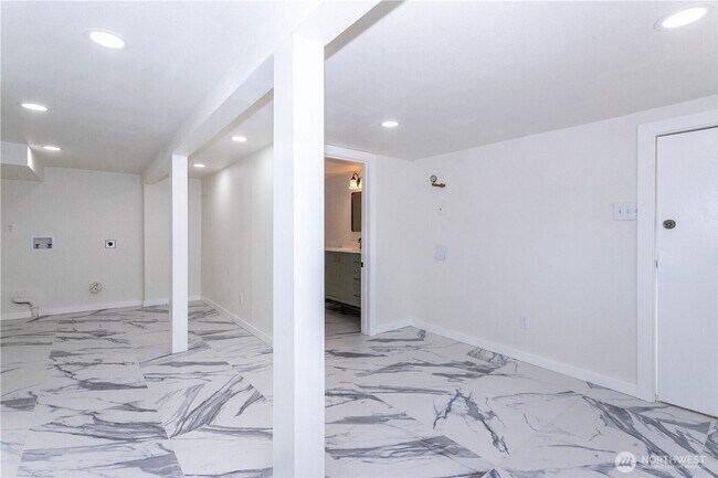 Building Photo - Beautifully Renovated 4-Bedroom Home in De...