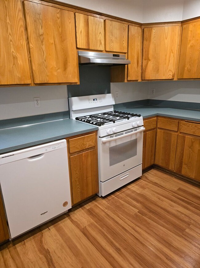 Building Photo - 2 Bedroom in Excellent Location!
