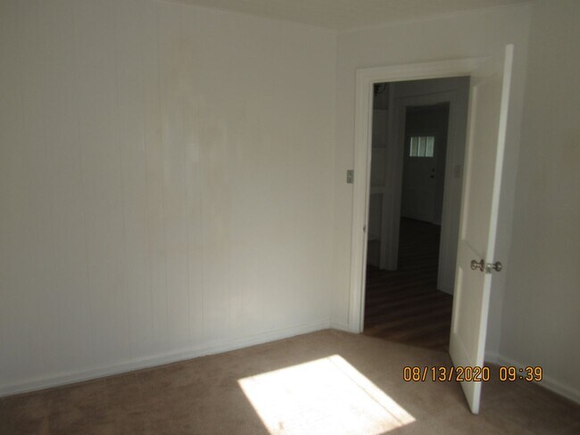 Building Photo - Located walking distance to Cameron University and Comanche Hospital !!