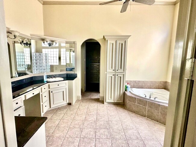 Building Photo - 38 Hillock Woods