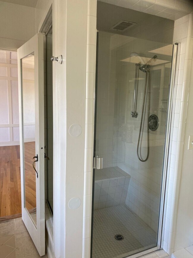 Building Photo - Amazing location in La Jolla for a big house. Gustavo Lopez AMSI