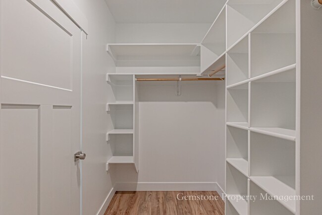 Building Photo - END UNIT - Darling 3 Bed 2.5 bath townhome...