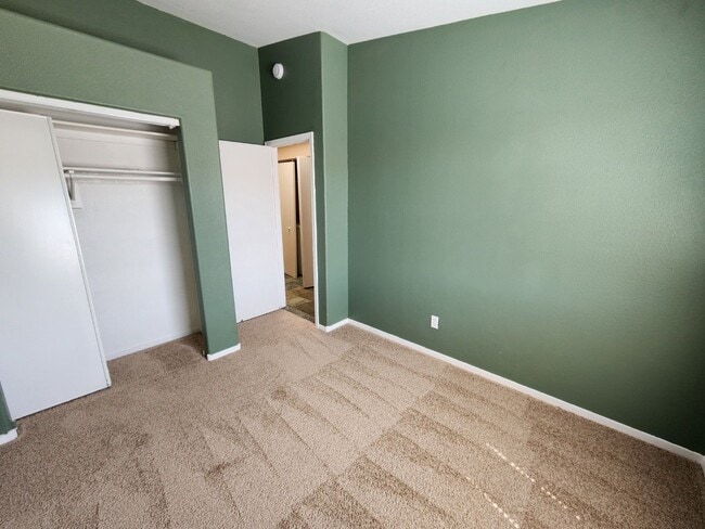 Building Photo - Beautiful 3 Bedroom & 2 1/2 Bath Condo.